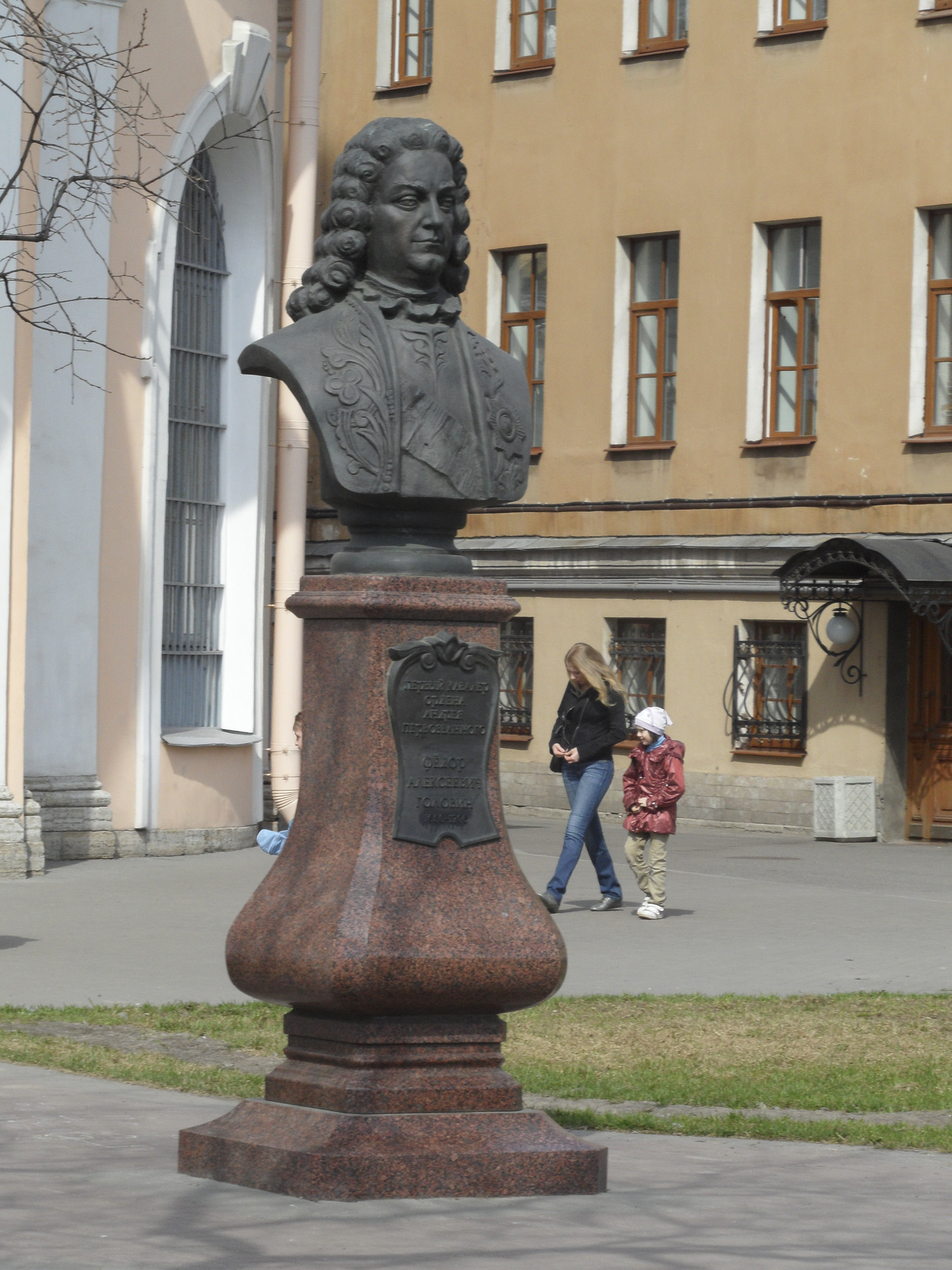 Памятник первому кавалеру ордена Андрея Первозванного Фёдору Алексеевичу Головину Памятник первому кавалеру ордена Андрея Первозванного Фёдору Алексеевичу Головину
