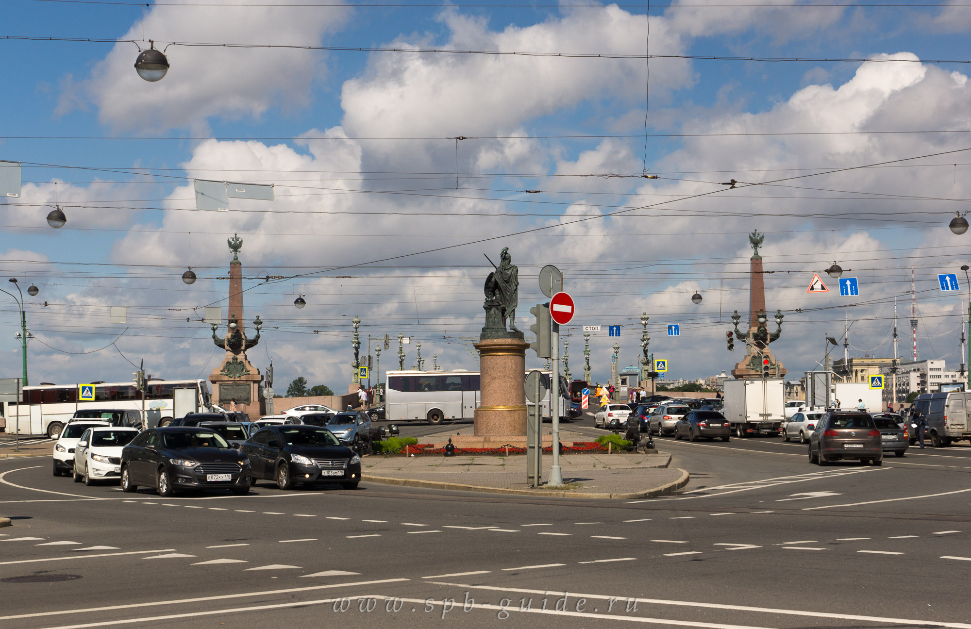 Суворовская пл