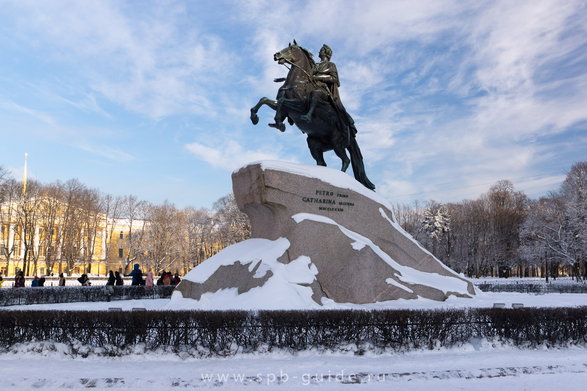 Медный всадник под слоем снега