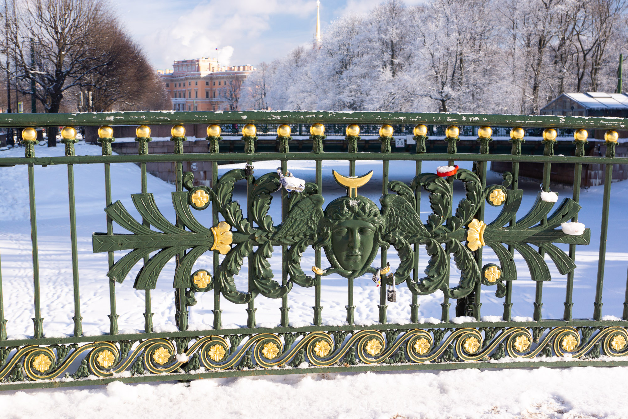 Мало-Конюшенный мост, украшения ограды