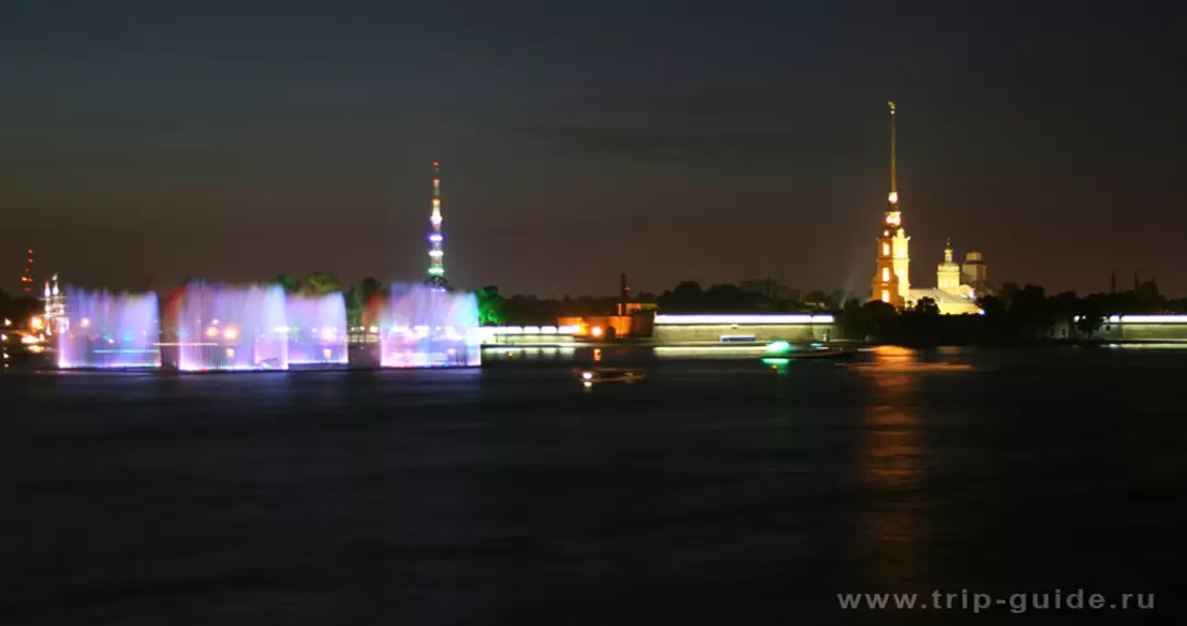 Петропавловская крепость и фонтаны у стрелки Васильевского острова Петропавловская крепость и фонтаны у стрелки Васильевского острова