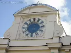 Часы над входом Кузнечного рынка