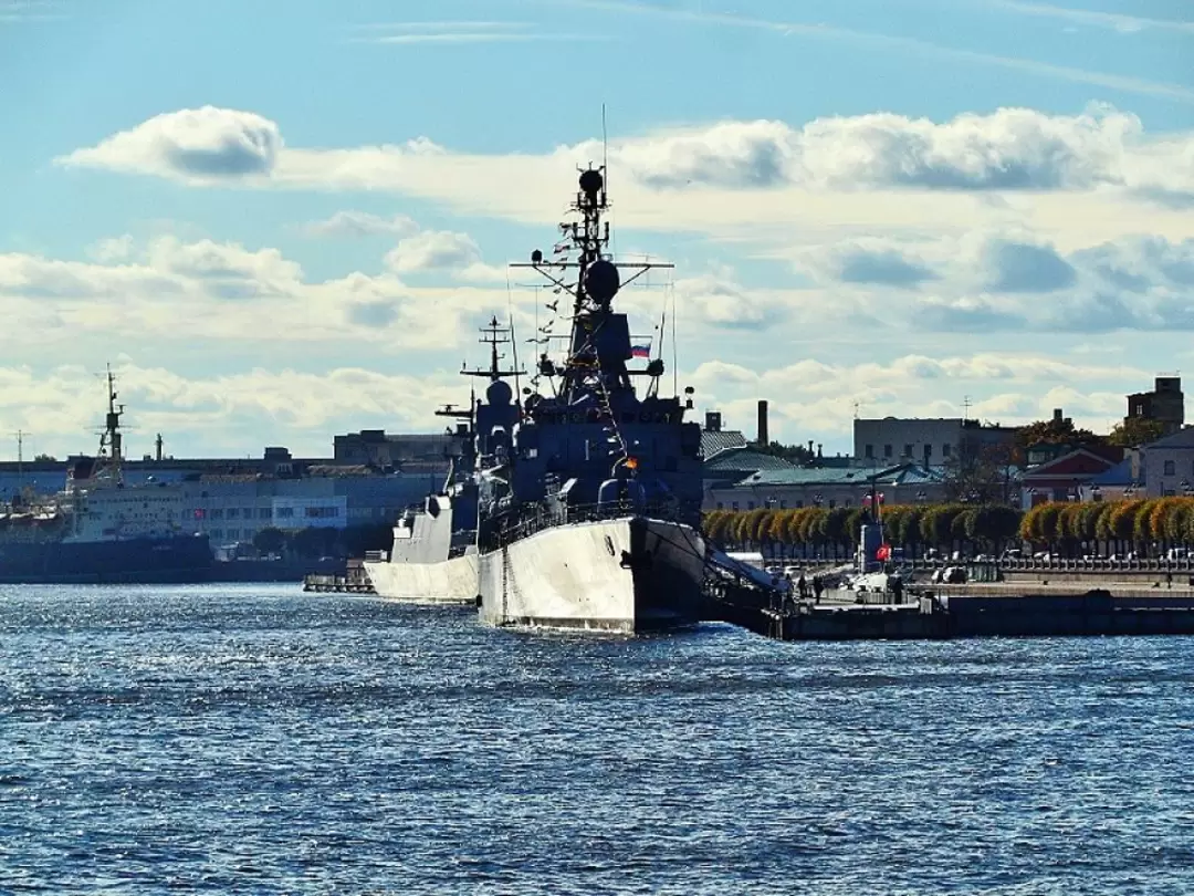 Фрегат ВМС Германии «Karlsruhe» у набережной Лейтенанта Шмидта Фрегат ВМС Германии «Karlsruhe» у набережной Лейтенанта Шмидта