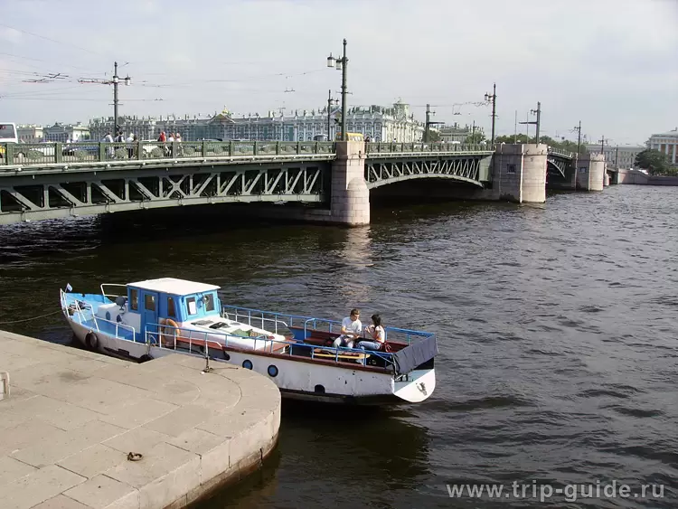 Катер у Дворцового моста Катер у Дворцового моста
