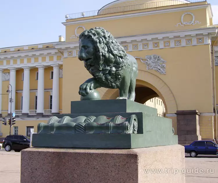 Лев на Адмиралтейской набережной Лев на Адмиралтейской набережной