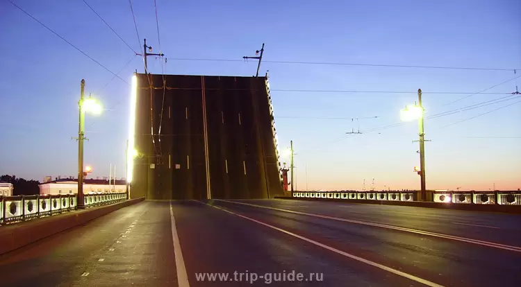 Поднятый пролет Дворцового моста Поднятый пролет Дворцового моста