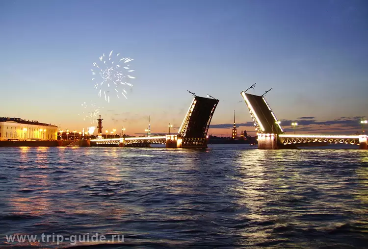 Праздничный салют на Неве во время развода мостов Праздничный салют на Неве во время развода мостов