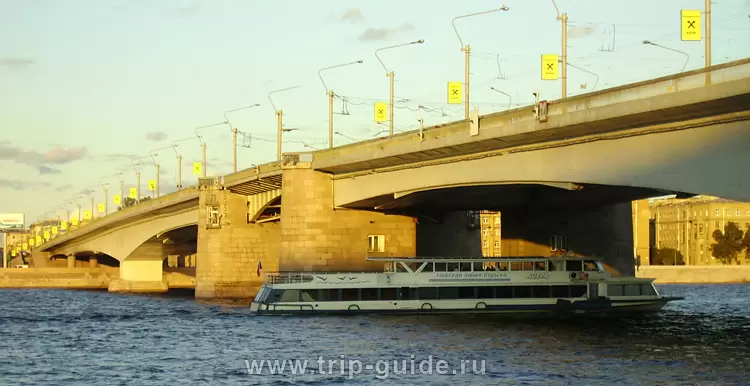 Прогулочные кораблики под мостом Александра Невского Прогулочные кораблики под мостом Александра Невского