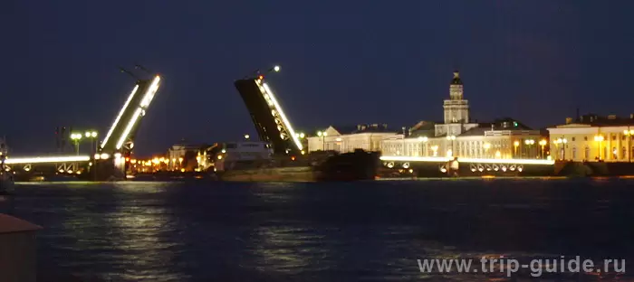 Проход судов во время разводки мостов в Санкт-Петербурге Проход судов во время разводки мостов в Санкт-Петербурге