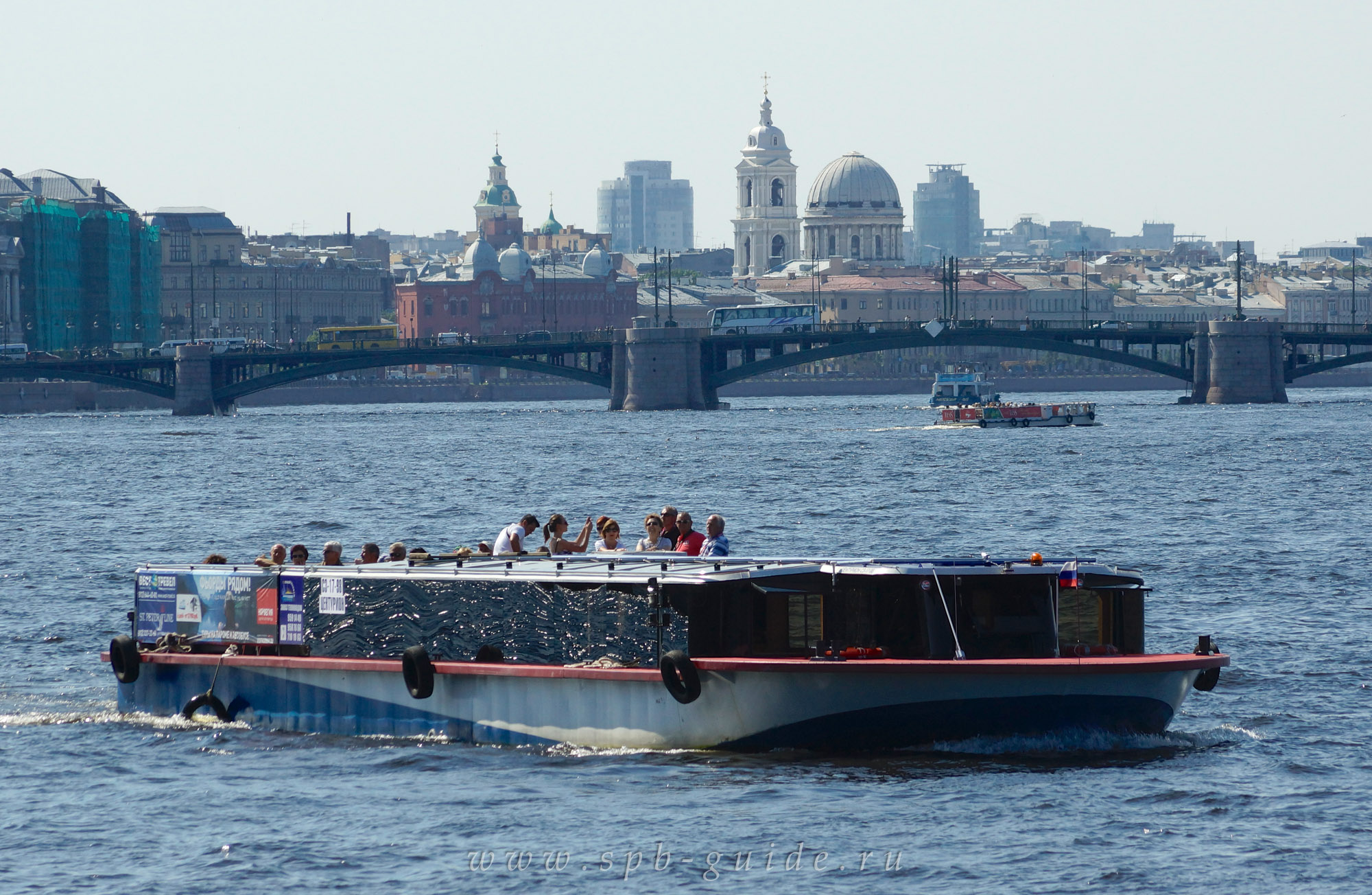 Биржевой мост и прогулочный теплоход на Неве
