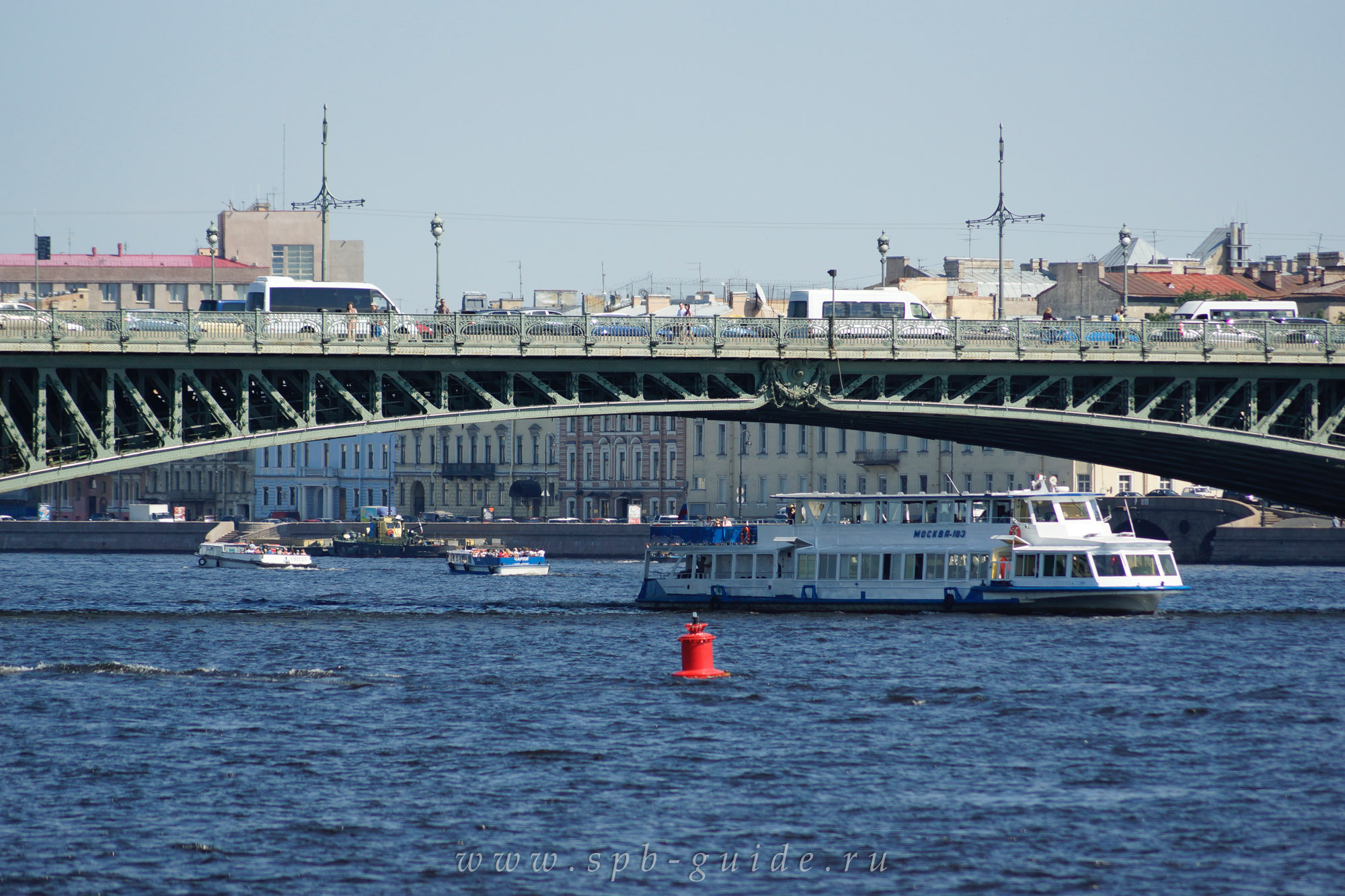 Теплоход типа «Москва» под Троицким мостом