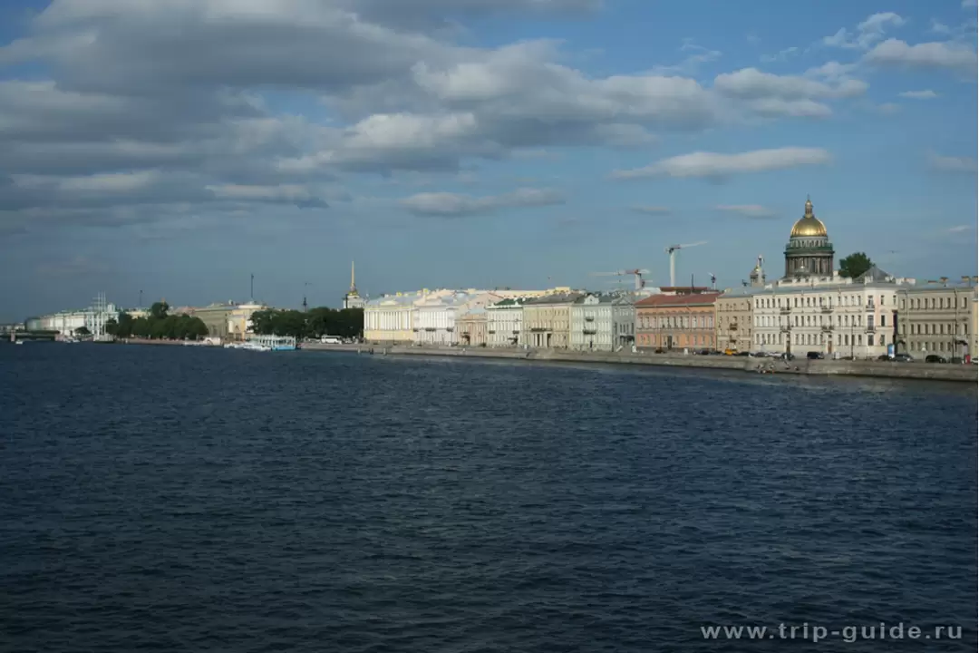 Вид на Английскую набережную с Благовещенского моста Вид на Английскую набережную с Благовещенского моста
