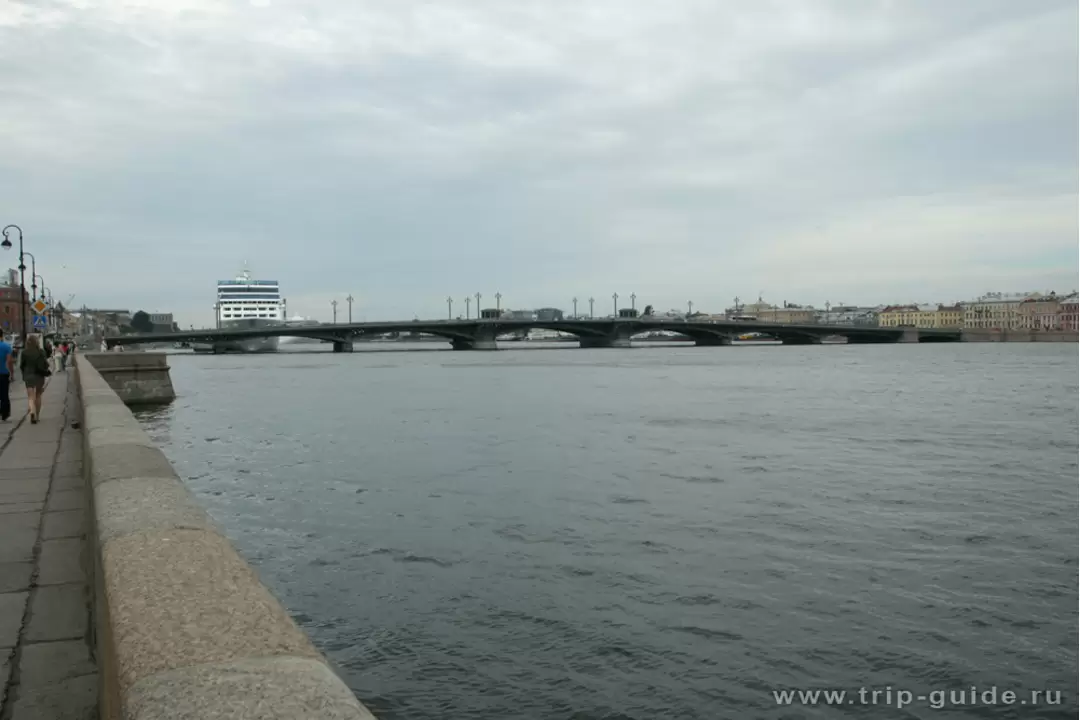 Вид на Благовещенский мост с Английской набережной Вид на Благовещенский мост с Английской набережной