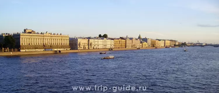 Вид на Дворцовую набережную с Троицкого моста Вид на Дворцовую набережную с Троицкого моста