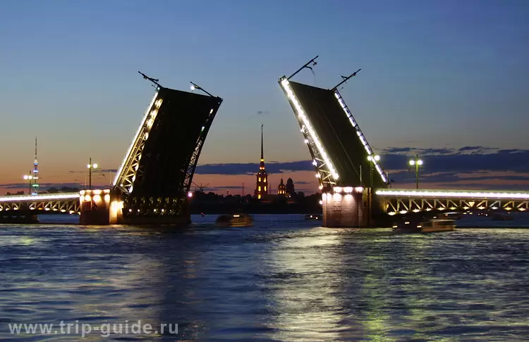 Вид на Дворцовый мост ночью Вид на Дворцовый мост ночью