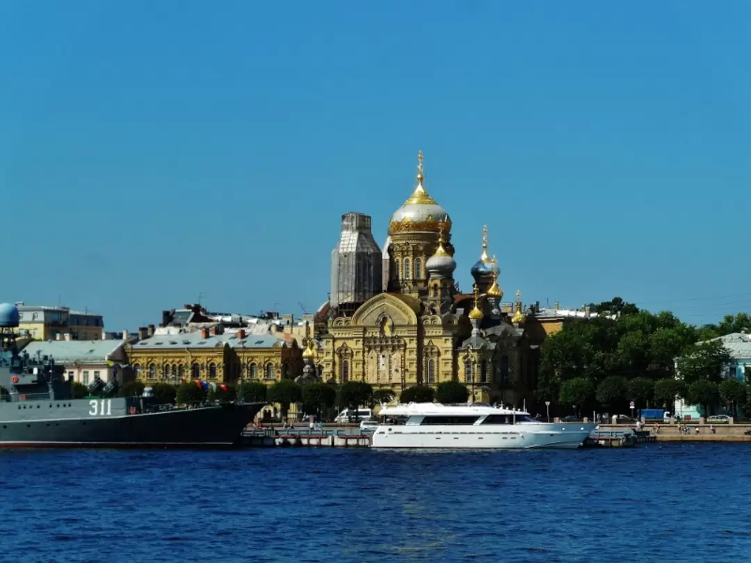 Вид на наб. Лейтенанта Шмидта с Английской набережной Вид на наб. Лейтенанта Шмидта с Английской набережной