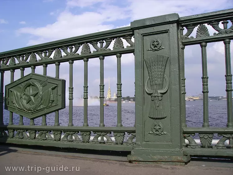 Вид на Петропавловский собор с Дворцового моста Вид на Петропавловский собор с Дворцового моста