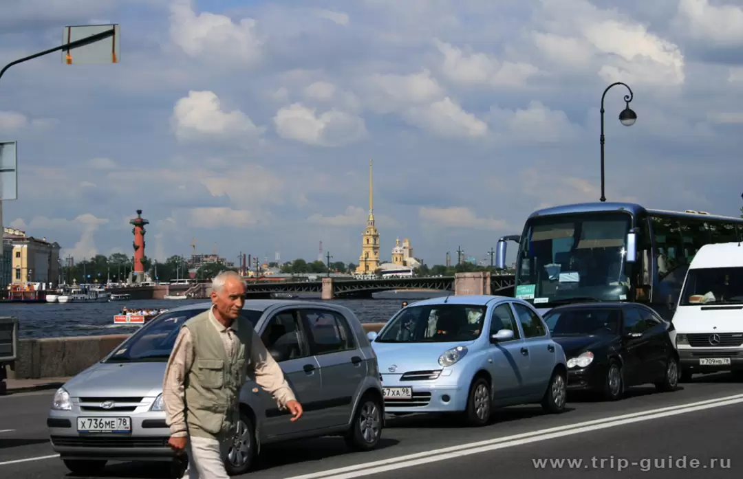 Вид на Петропавловскую крепость от Сенатской площади Вид на Петропавловскую крепость от Сенатской площади
