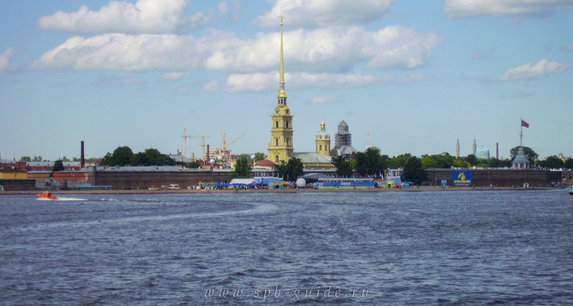 Вид на Петропавловскую крепость с Дворцового моста Вид на Петропавловскую крепость с Дворцового моста