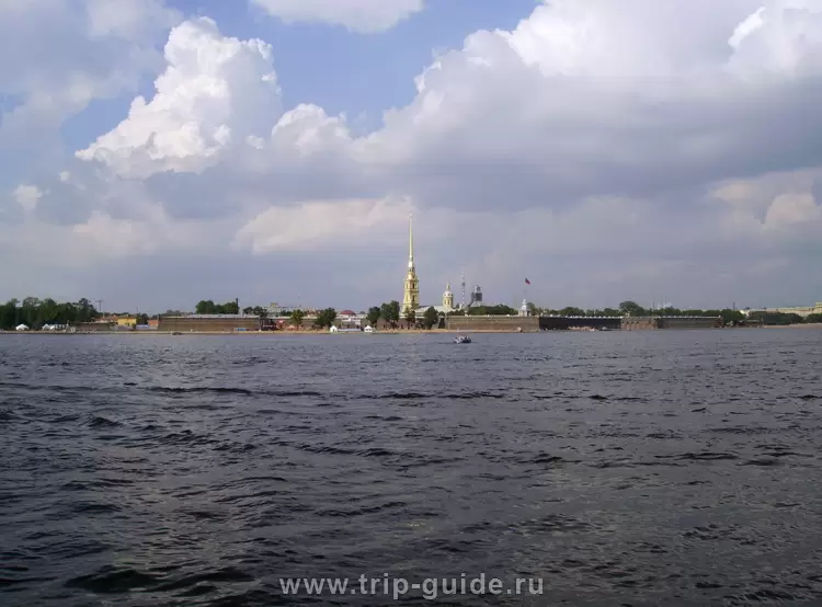 Вид на Петропавловскую крепость с Дворцовой набережной Вид на Петропавловскую крепость с Дворцовой набережной