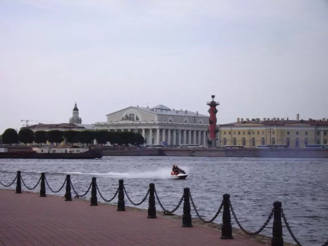 Вид на Стрелку Васильевского острова со стороны Алексеевского равелина Петропавловской крепости Вид на Стрелку Васильевского острова со стороны Алексеевского равелина Петропавловской крепости