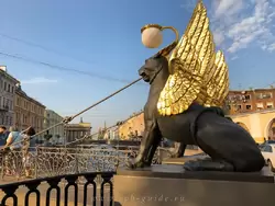 Банковский мост с крылатыми львами-грифонами Банковский мост с крылатыми львами-грифонами
