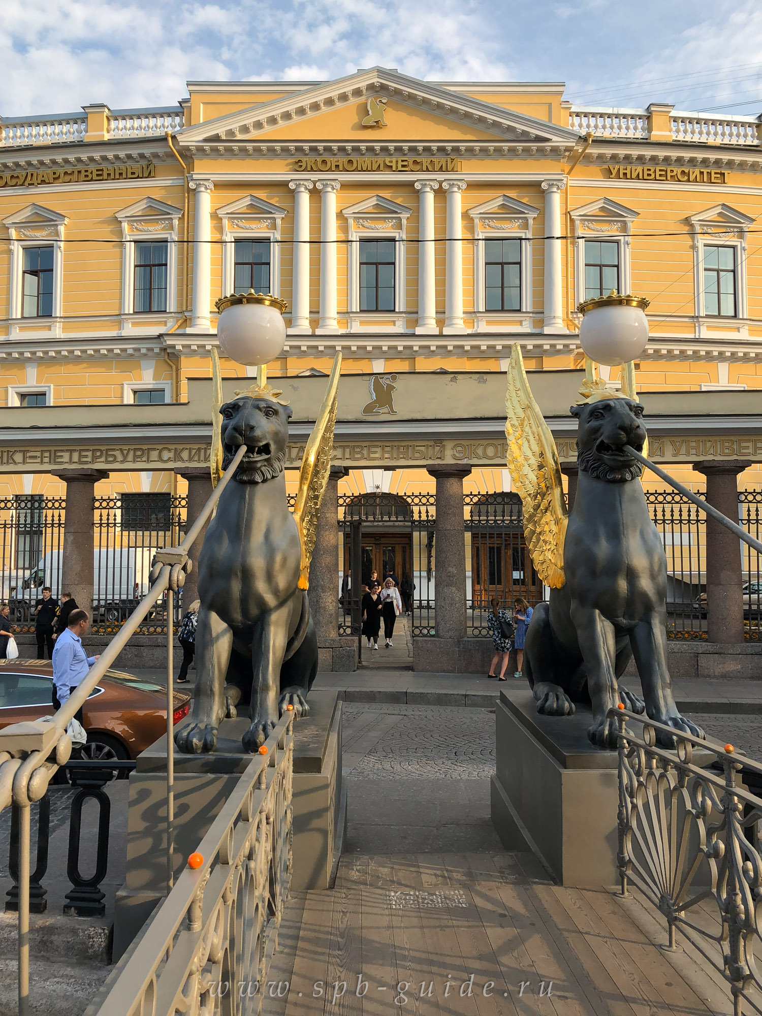 Грифоны на Банковском мосту Грифоны на Банковском мосту