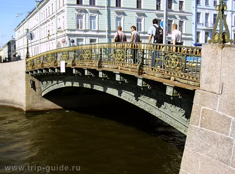 Чугунная ограда моста через Мойку