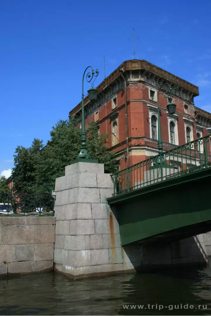 Фонари Краснофлотского моста и новое здание Морского музея