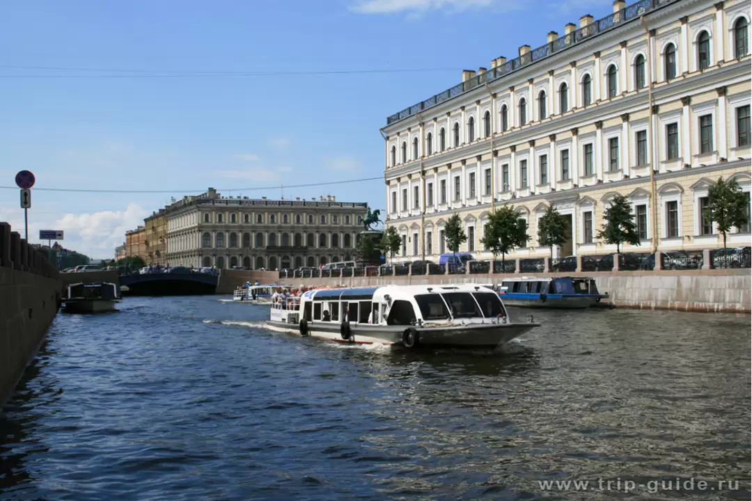 Кораблик у Синего моста на реке Мойке