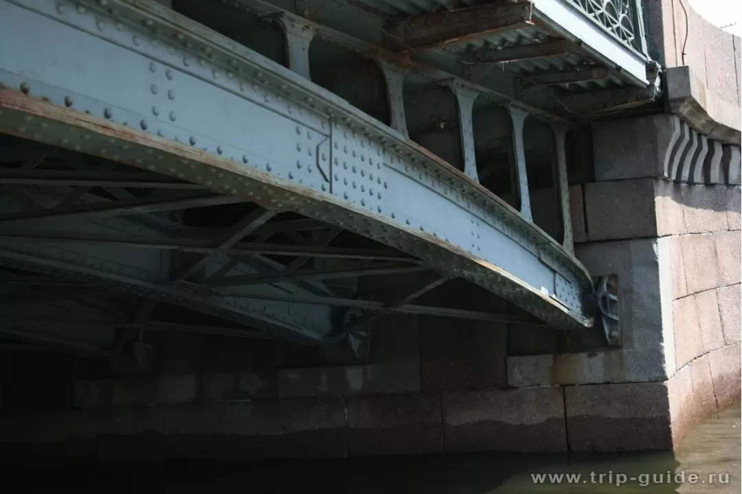 Проплываем под мостом
