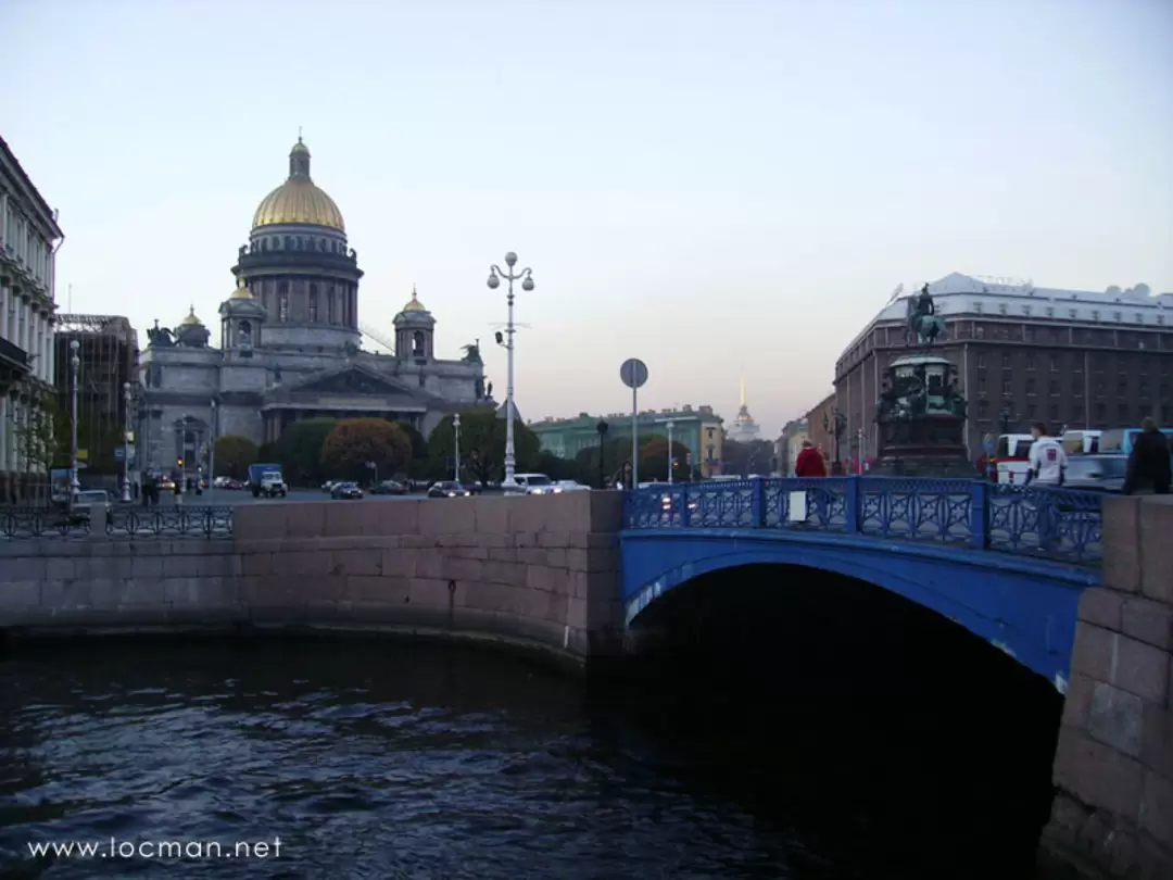 Синий мост через реку Мойку