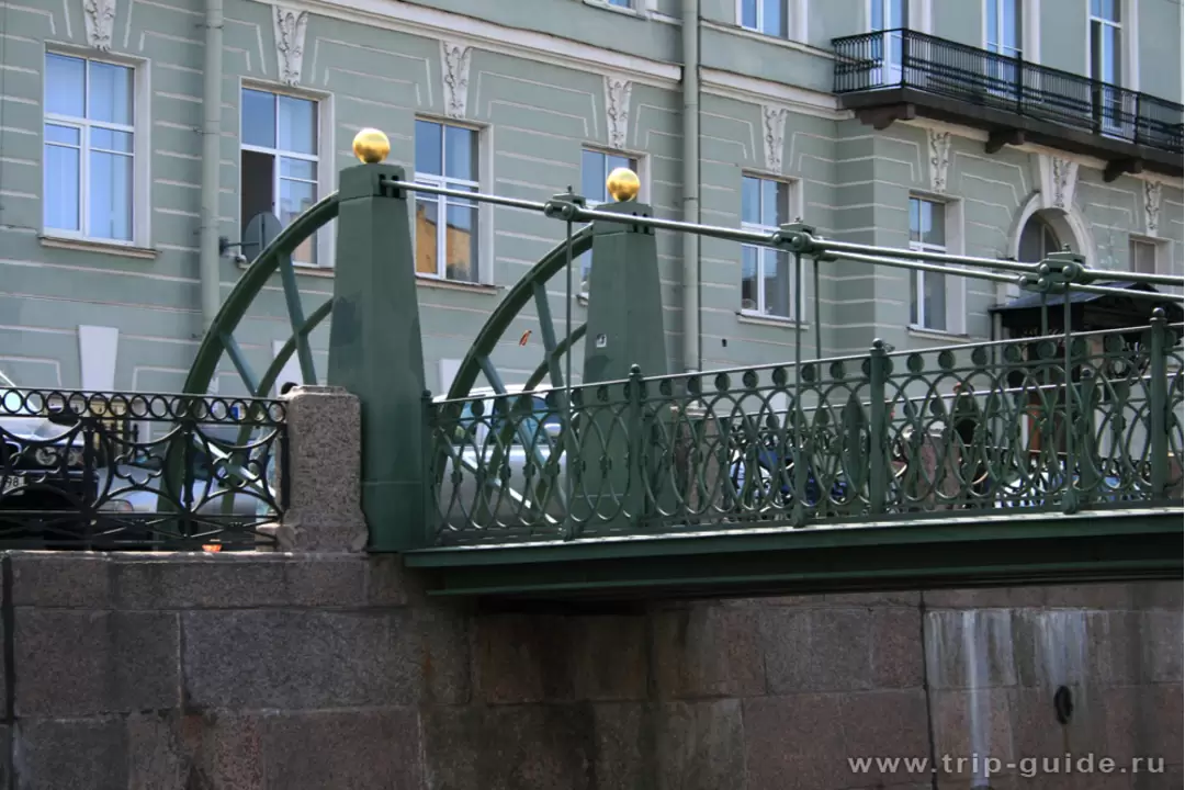 Висячий Почтамтский мост через реку Мойку