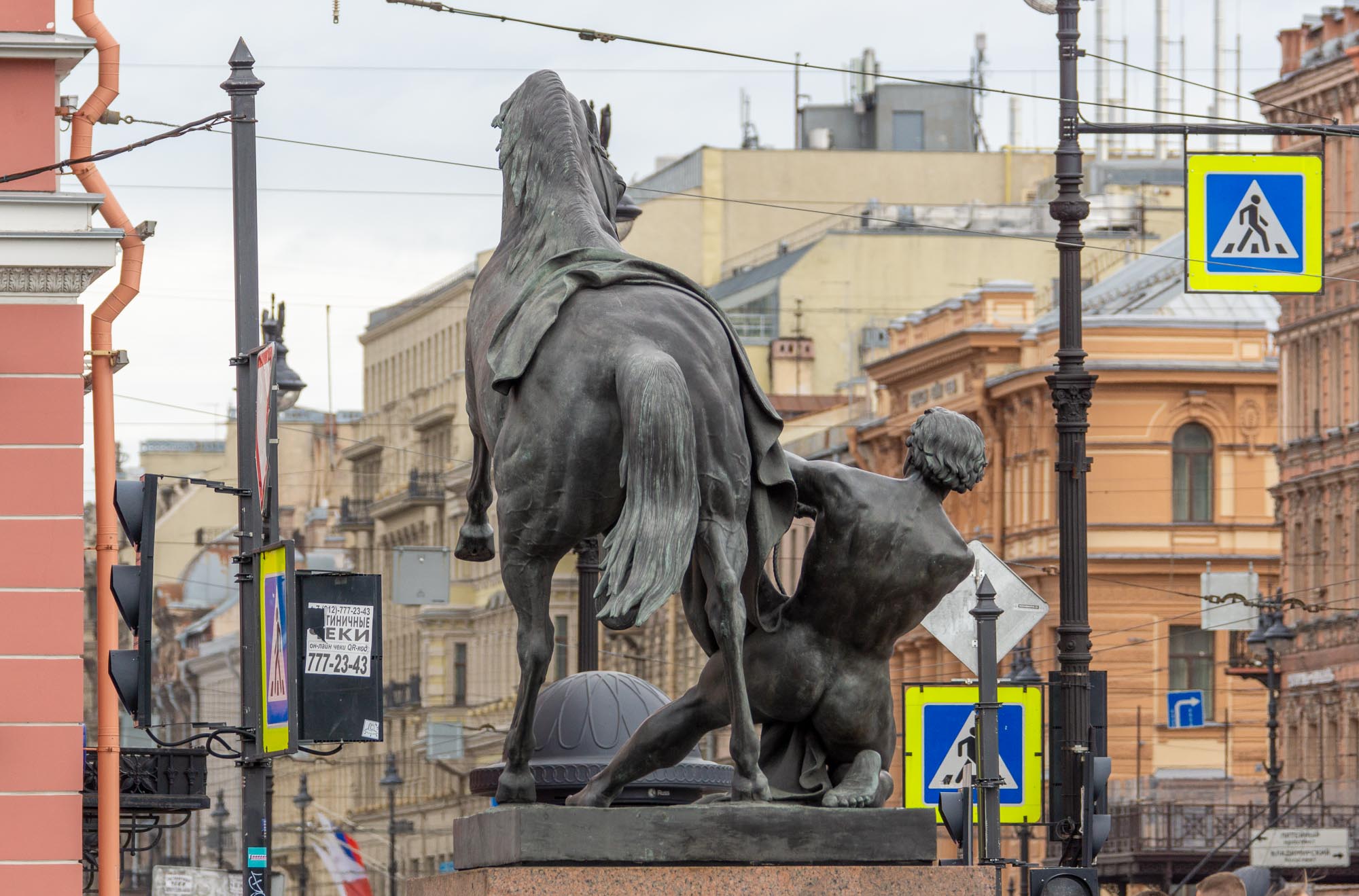 Одна из четырёх скульптур Аничкова моста Одна из четырёх скульптур Аничкова моста