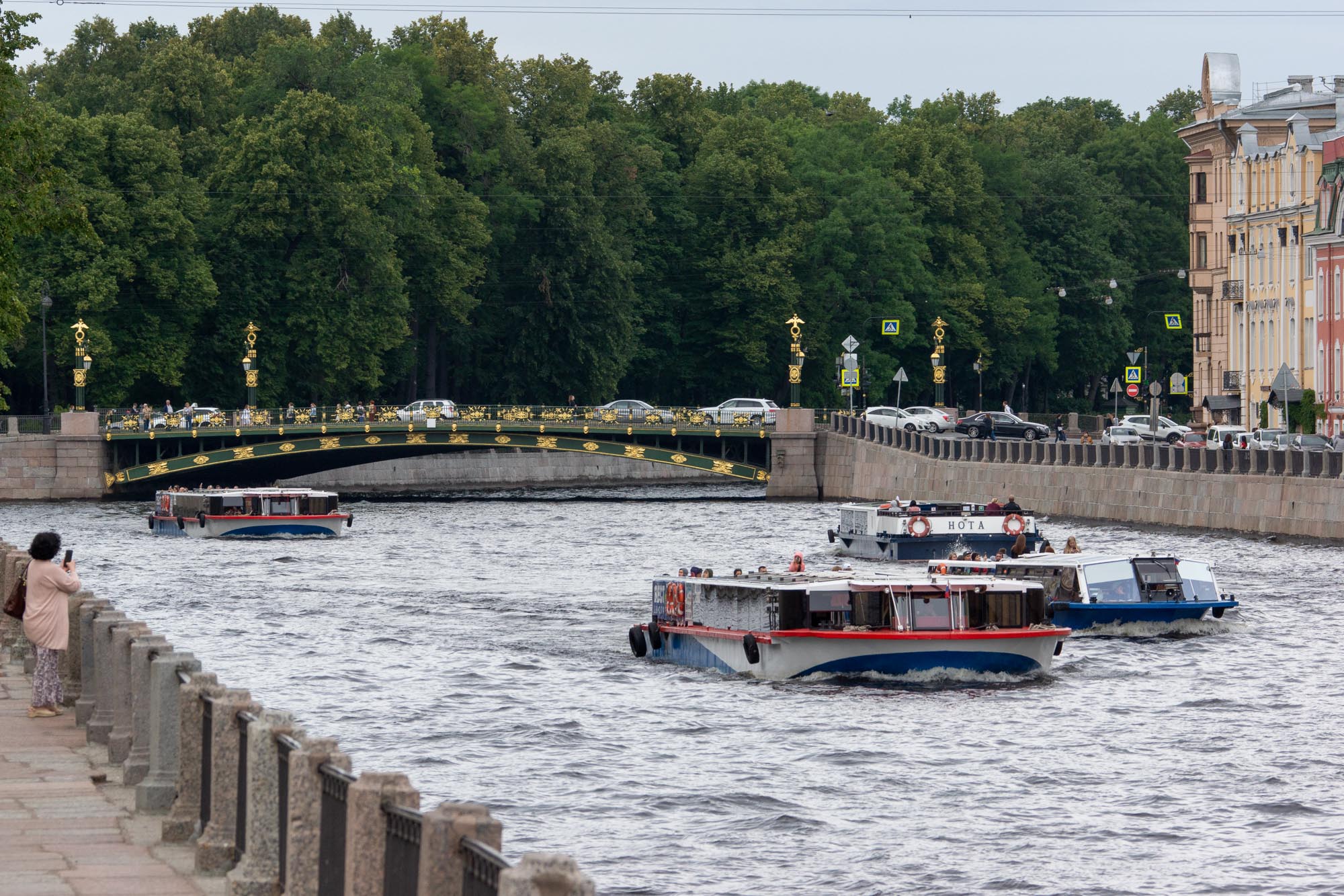 Пантелеймоновский мост и плотное движение корабликов по Фонтанке Пантелеймоновский мост и плотное движение корабликов по Фонтанке