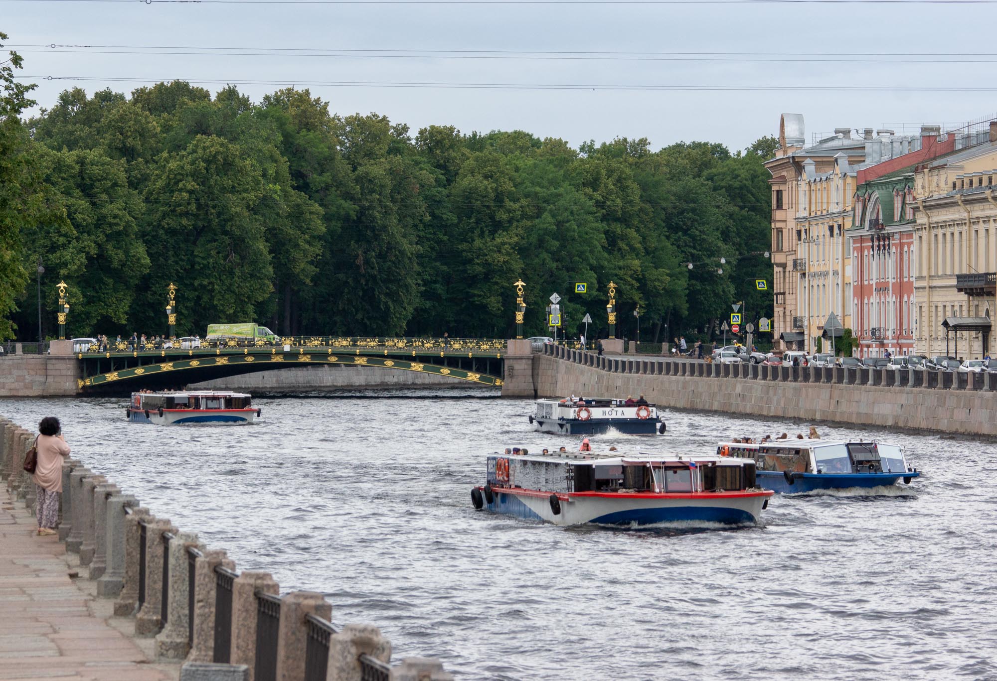 Пантелеймоновский мост и плотное движение корабликов Пантелеймоновский мост и плотное движение корабликов