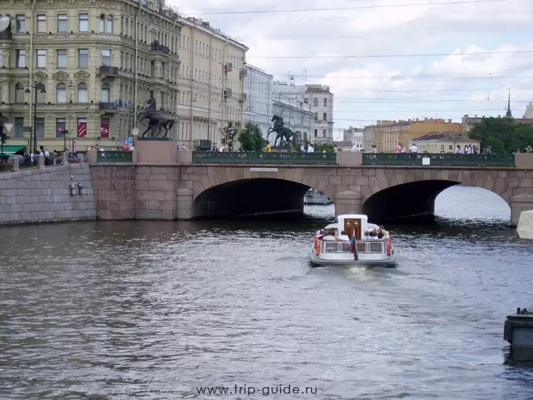Прогулки по рекам и каналам Петербурга начинаются от Аничкова моста Прогулки по рекам и каналам Петербурга начинаются от Аничкова моста
