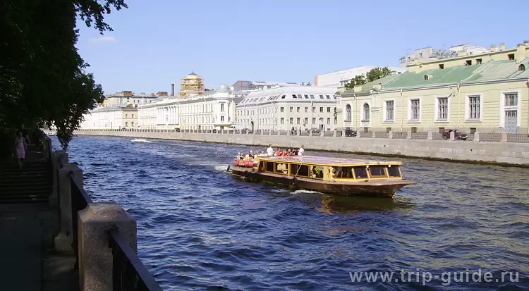 Туристический теплоход на Фонтанке Туристический теплоход на Фонтанке