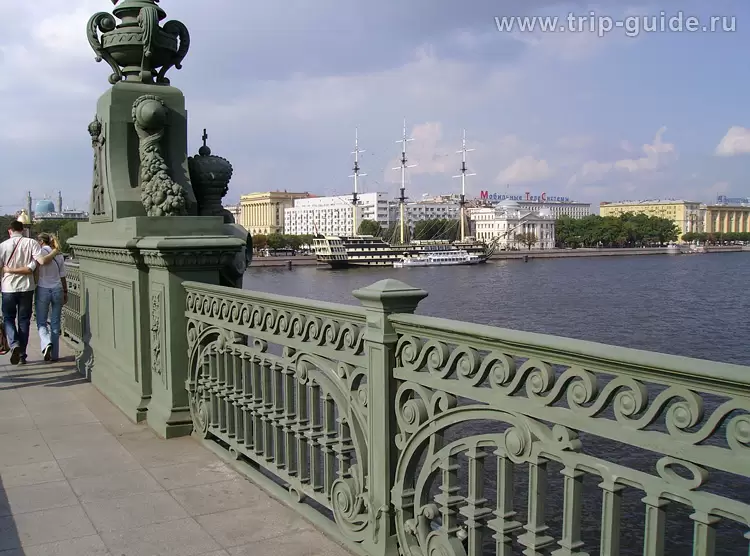 Вид на Петровскую набережную с Троицкого моста Вид на Петровскую набережную с Троицкого моста