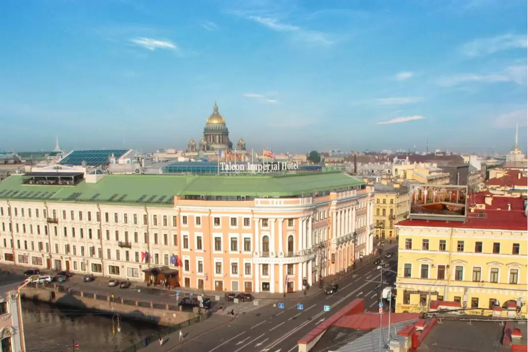 Вид на отель с противоположного берега Мойки