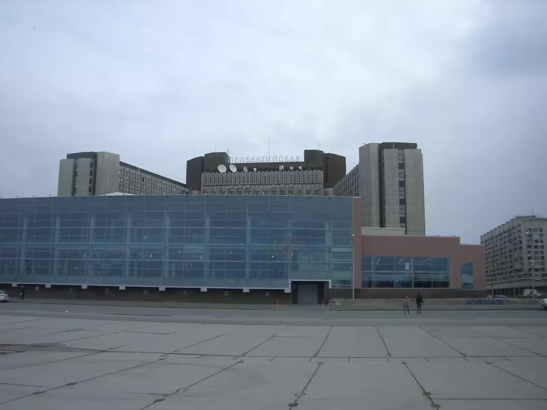 Гостиница «Прибалтийская» на берегу Финского залива. Снежный май 2007 г.