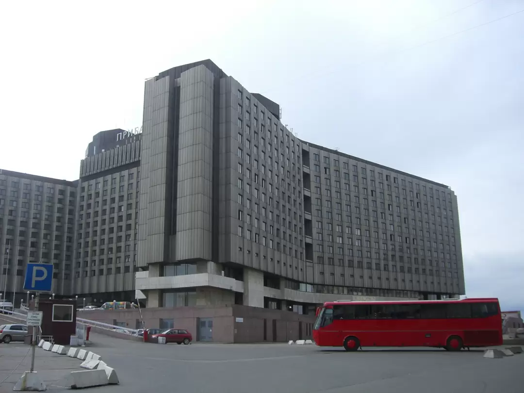 Гостиница «Прибалтийская» на берегу Финского залива. Снежный май 2007 г.