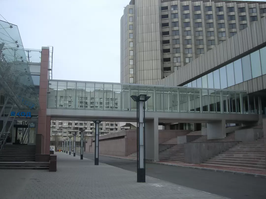 Гостиница «Прибалтийская» на берегу Финского залива. Переход в Аквапарк. Снежный май 2007 г.