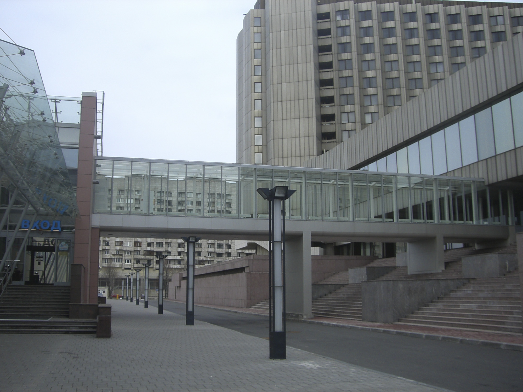 Гостиница «Прибалтийская» на берегу Финского залива. Переход в Аквапарк. Снежный май 2007 г. Гостиница «Прибалтийская» на берегу Финского залива. Переход в Аквапарк. Снежный май 2007 г.