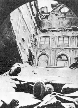 Екатерининский дворец. Парадная лестница. Фото 1944 года Екатерининский дворец. Парадная лестница. Фото 1944 года