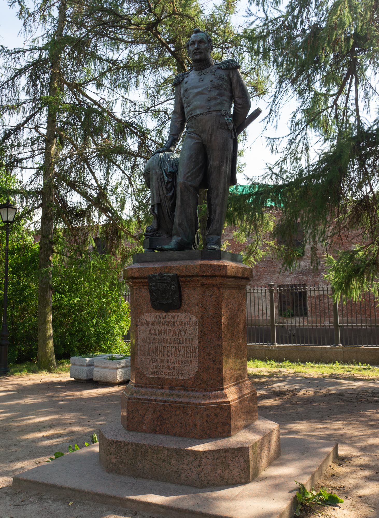 Памятник адмиралу Ф.Ф. Беллинсгаузену в Кронштадте Памятник адмиралу Ф.Ф. Беллинсгаузену в Кронштадте