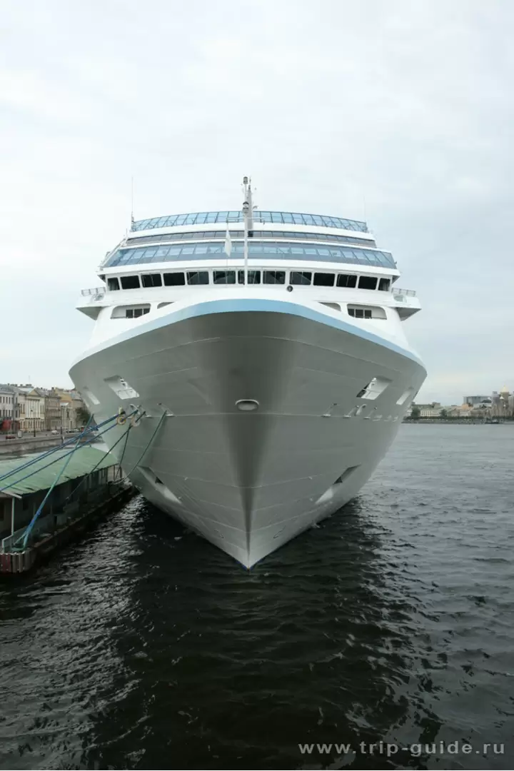«Azamara Journey» у Английской набережной в Санкт-Петербурге «Azamara Journey» у Английской набережной в Санкт-Петербурге