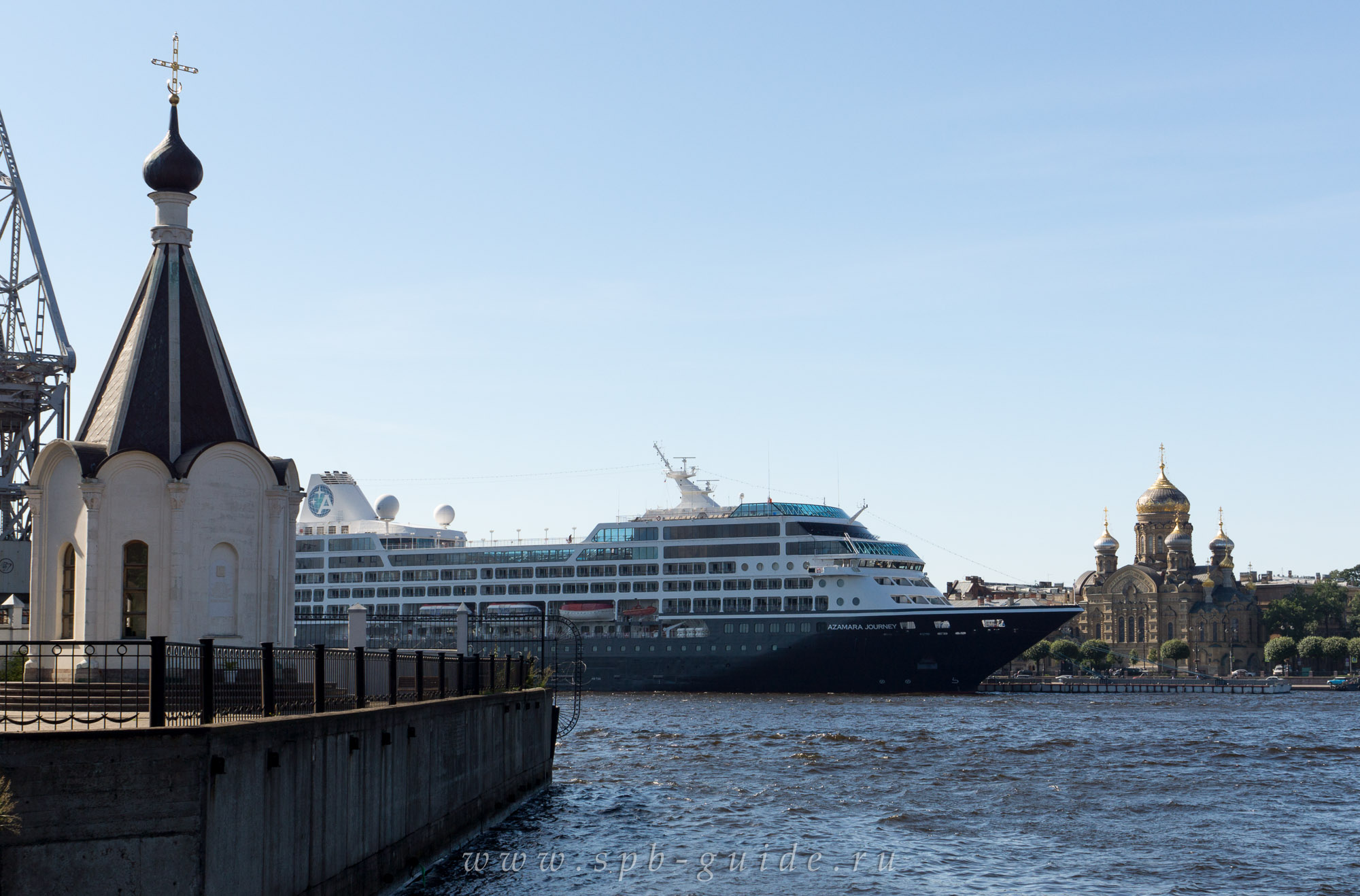 Часовня Спас-на-водах, круизный лайнер «Azamara Journey» и Успенская церковь подворья Оптиной пустыни в Санкт-Петербурге Часовня Спас-на-водах, круизный лайнер «Azamara Journey» и Успенская церковь подворья Оптиной пустыни в Санкт-Петербурге