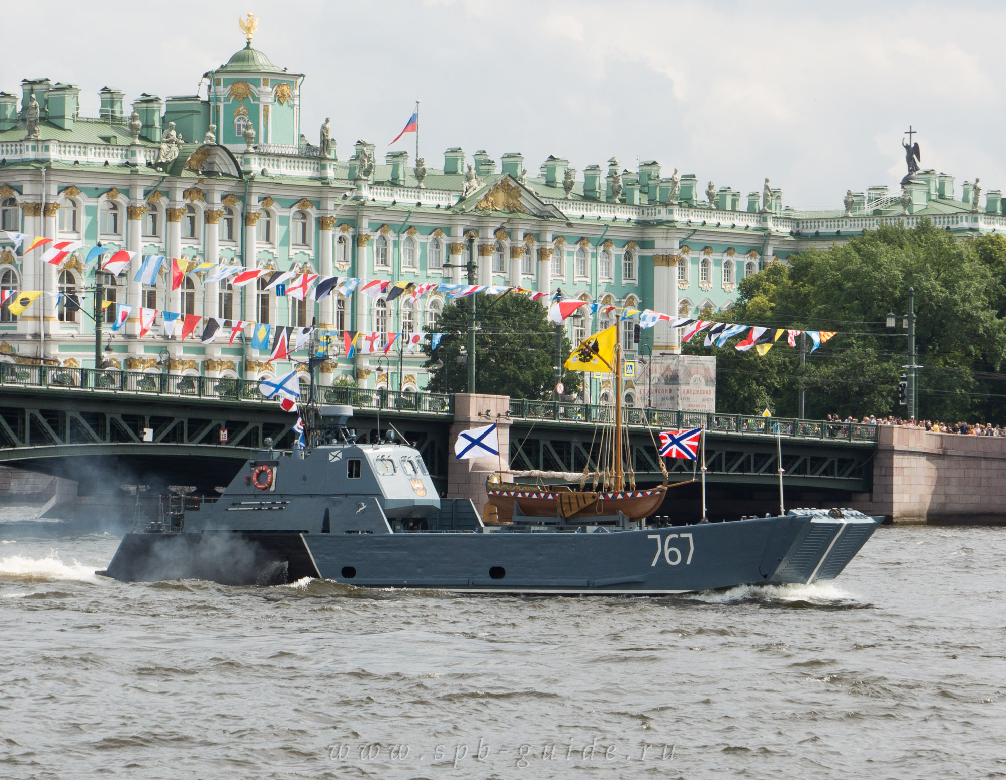 Десантный катер «Д-67» (Балтийский флот) с ботиком Петра I на борту в Санкт-Петербурге Десантный катер «Д-67» (Балтийский флот) с ботиком Петра I на борту в Санкт-Петербурге