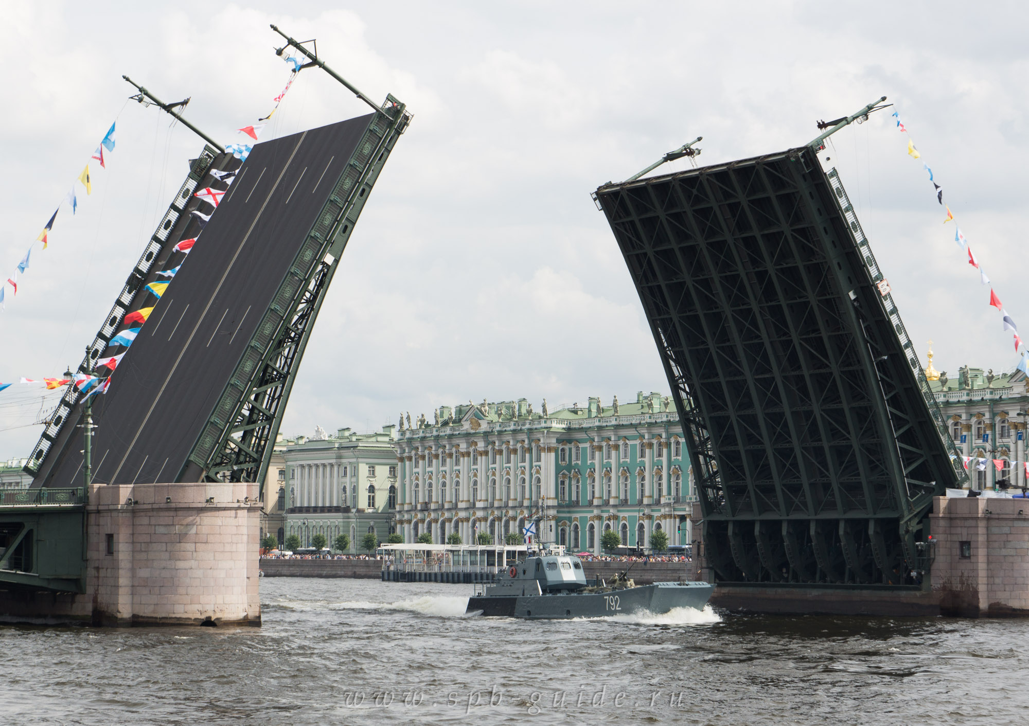 Десантный катер «Контр-адмирал Оленин» и Дворцовый мост Десантный катер «Контр-адмирал Оленин» и Дворцовый мост